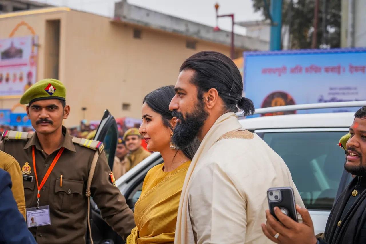 बॉलीवुड की स्टार जोड़ी विक्की कौशल और कैटरीना कैफ प्राण प्रतिष्ठा समारोह में एक साथ नजर आए. कैटरीना ने जहां गोल्डन साड़ी पहनी थी. वहीं, विक्की क्रीम कलर के कुर्ता पायजामा में नजर आए.