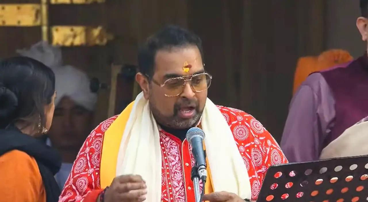 प्राण प्रतिष्ठा समारोह से पहले शंकर महादेवन ने भीड़ के सामने राम भजन गाया.