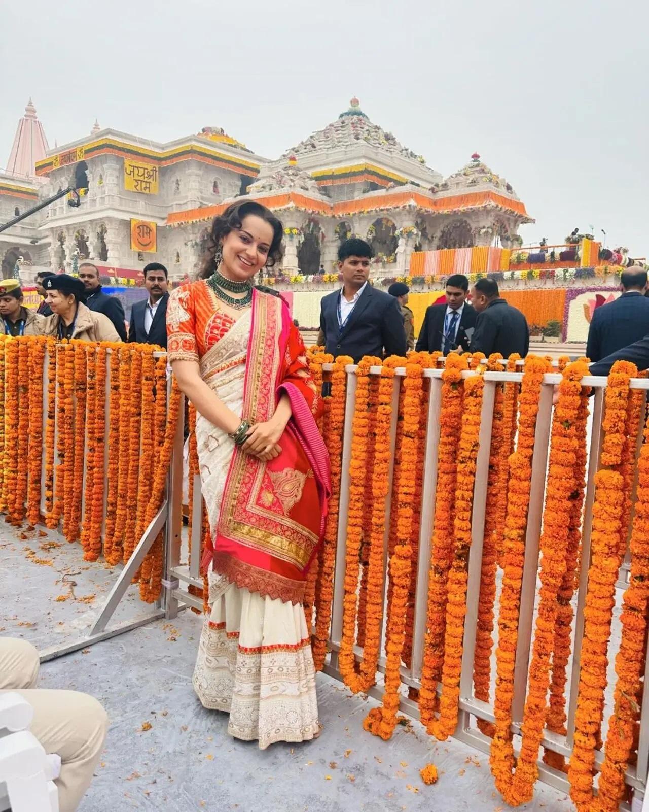 कंगना रनौत आज राम मंदिर उद्घाटन के लिए पहुंचने वाले पहले मेहमानों में से थीं. वह शनिवार शाम को अयोध्या पहुंचीं और रविवार को उन्हें आध्यात्मिक अनुभव हुआ, जब उन्होंने यज्ञ किया, गुरुओं से मुलाकात की और मंदिर के फर्श की सफाई की.