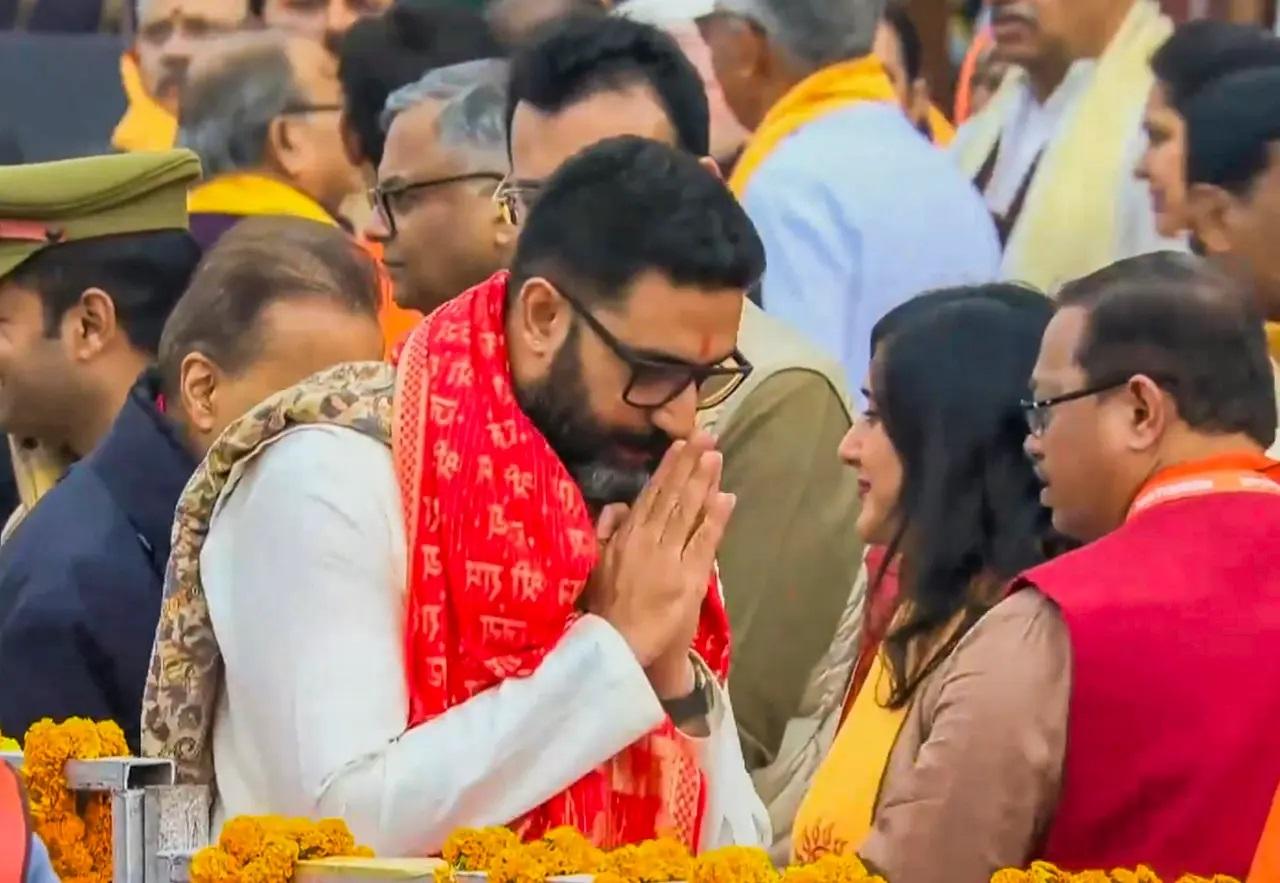 अभिषेक बच्चन को प्राण प्रतिष्ठा समारोह में लोगों का अभिवादन करते हुए देखा गया.