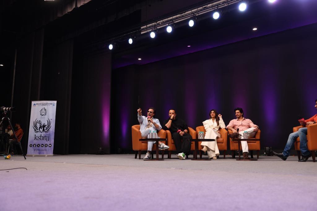 कार्यक्रम की शुरुआत रेड कारपेट पर उनके स्वागत से हुई तो इससे उपस्थित लोगों में उत्साह बढ़ गया और माहौल जीवंत हो गया. टीम क्षितिज और ``इंडियन पुलिस फ़ोर्स`` की स्टार कास्ट ने एक साथ रचनात्मकता को बढ़ावा देने के लिए स्पष्ट तालमेल दिखाया.