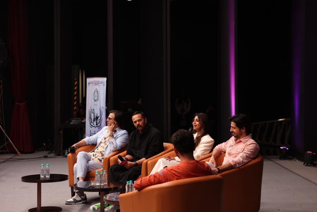 कार्यक्रम के दौरान टीम क्षितिज ने सिनेमा की दुनिया में उनके अमूल्य योगदान के लिए गहरा आभार व्यक्त करते हुए “इंडियन पुलिस फोर्स” के स्टार कलाकारों को सम्मानित किया.