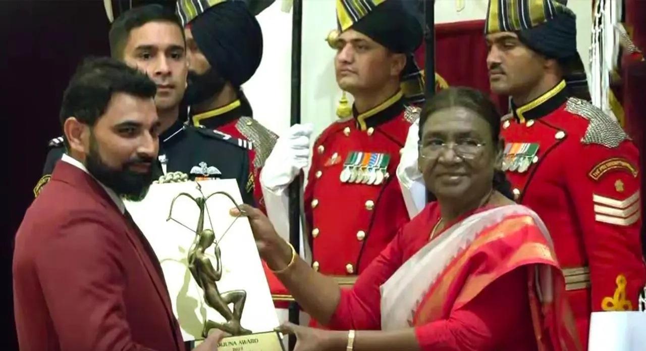 भारत की राष्ट्रपति द्रौपदी मुर्मू भारतीय क्रिकेटर मोहम्मद शमी को अर्जुन पुरस्कार प्रदान करती हुईं (तस्वीर: स्क्रीनग्रैब)