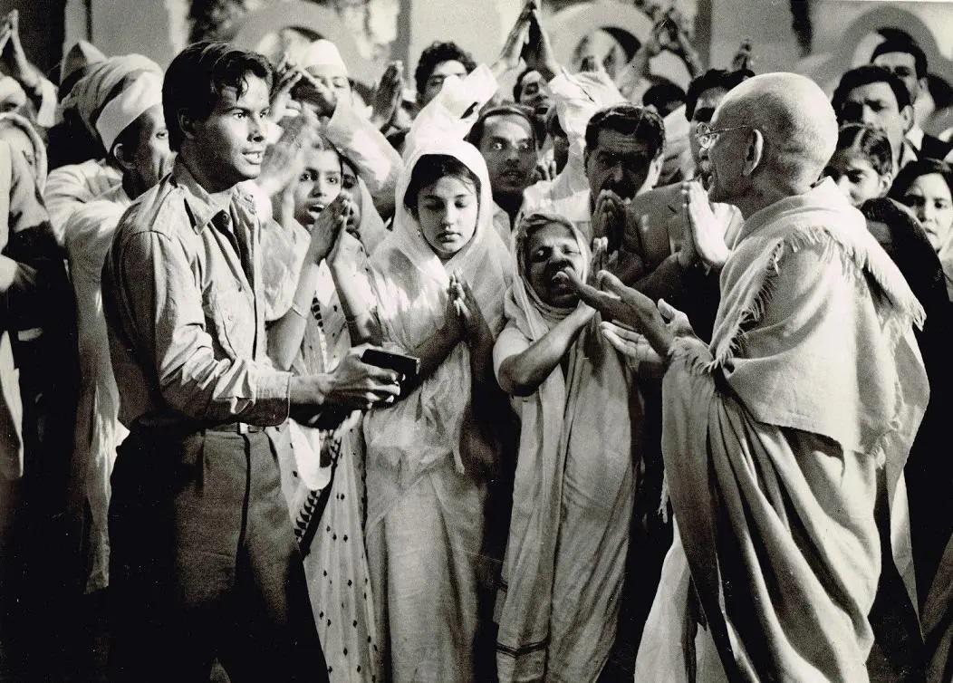 राम को नौ घंटे (1963)
यह फिल्म नाथूराम गोडसे द्वारा महात्मा गांधी की हत्या से पहले के नौ घंटों की कहानी बताती है. काल्पनिक कथा गोडसे के परेशान जीवन की पड़ताल करती है, जिसमें मुसलमानों के साथ हिंसा और पारिवारिक मुद्दे शामिल हैं. जेएस कैशप ने गांधी की भूमिका निभाई और होर्स्ट बुचोलज़ ने नाथूराम गोडसे की भूमिका निभाई.