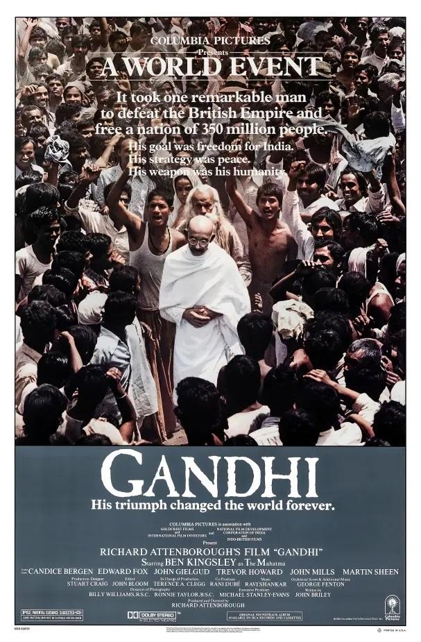 गांधी (1982)
गांधी के संस्मरणों पर आधारित ऑस्कर विजेता फिल्म, जिसमें बेन किंग्सले ने महात्मा गांधी के रूप में अविस्मरणीय प्रदर्शन किया है. फिल्म में स्वतंत्रता संग्राम के दौरान गांधीजी की हत्या तक उनके जीवन के विभिन्न पहलुओं को दर्शाया गया है. रिचर्ड एटनबरो द्वारा निर्देशित यह फिल्म गांधी पर बनी सर्वश्रेष्ठ फिल्मों में से एक मानी जाती है.