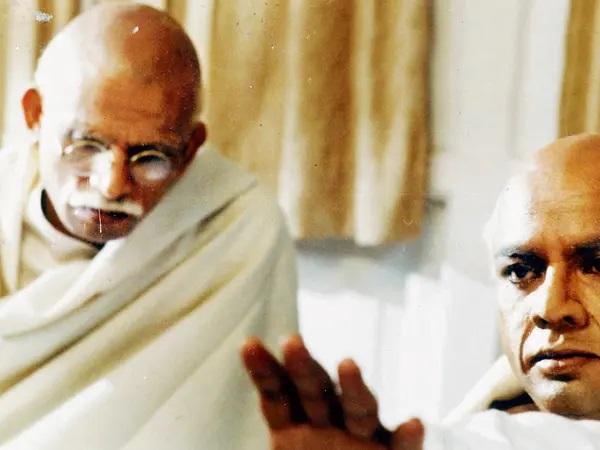 सरदार (1993)
स्वतंत्रता सेनानी सरदार वल्लभभाई पटेल पर केंद्रित यह फिल्म स्वतंत्रता प्राप्ति में गांधीजी के साथ पटेल के सहयोग की पड़ताल करती है. अन्नू कपूर ने महात्मा गांधी का किरदार निभाया है और परेश रावल ने सरदार पटेल का किरदार निभाया है.