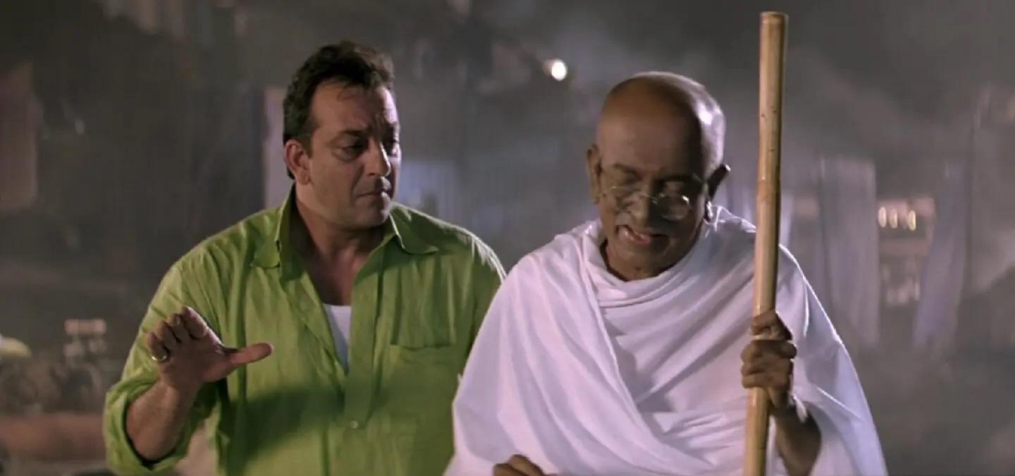 लगे रहो मुन्ना भाई (2006)
संजय दत्त अभिनीत एक सफल बॉलीवुड फिल्म जिसने `गांधीगिरी` शब्द गढ़ा. हालांकि यह फिल्म स्वतंत्रता संग्राम पर केंद्रित नहीं है, लेकिन यह फिल्म समकालीन जीवन में गांधीवादी सिद्धांतों की प्रासंगिकता पर जोर देती है. संजय दत्त का किरदार, एक अंडरवर्ल्ड डॉन, समस्याओं को हल करने के लिए गांधी की भावना को अपनाता है.