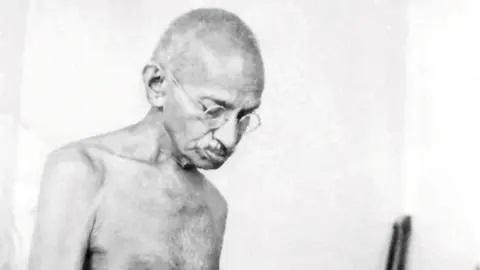 द लीजेंड ऑफ भगत सिंह (2002)यह फिल्म एक भारतीय क्रांतिकारी भगत सिंह के जीवन पर केंद्रित है, और गांधी के सिद्धांतों के प्रति उनकी प्रशंसा को दर्शाती है, साथ ही उनके प्रतिरोध के मार्ग को भी प्रदर्शित करती है.