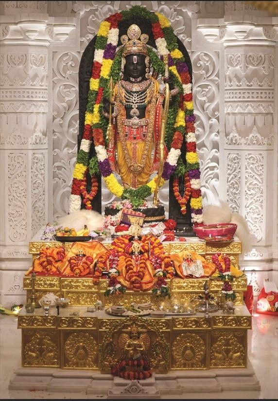 रामलला की मूर्ति को काले पत्थर से बनाया गया है. इस अवस्था में वह 5 वर्ष के हैं.