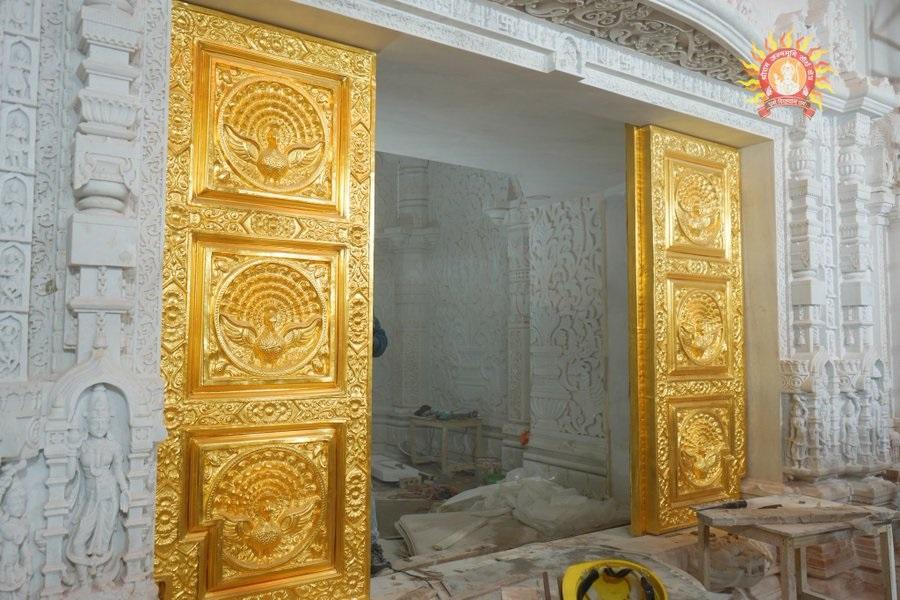 श्री राम जन्मभूमि तीर्थ क्षेत्र ट्रस्ट के कार्यालय के प्रभारी प्रकाश गुप्ता ने बताया था कि रामलला के मंदिर में 44 दरवाजे होंगे. इसमें से 14 दरवाजों पर सोने की परत को चढ़ाया जाएगा. 