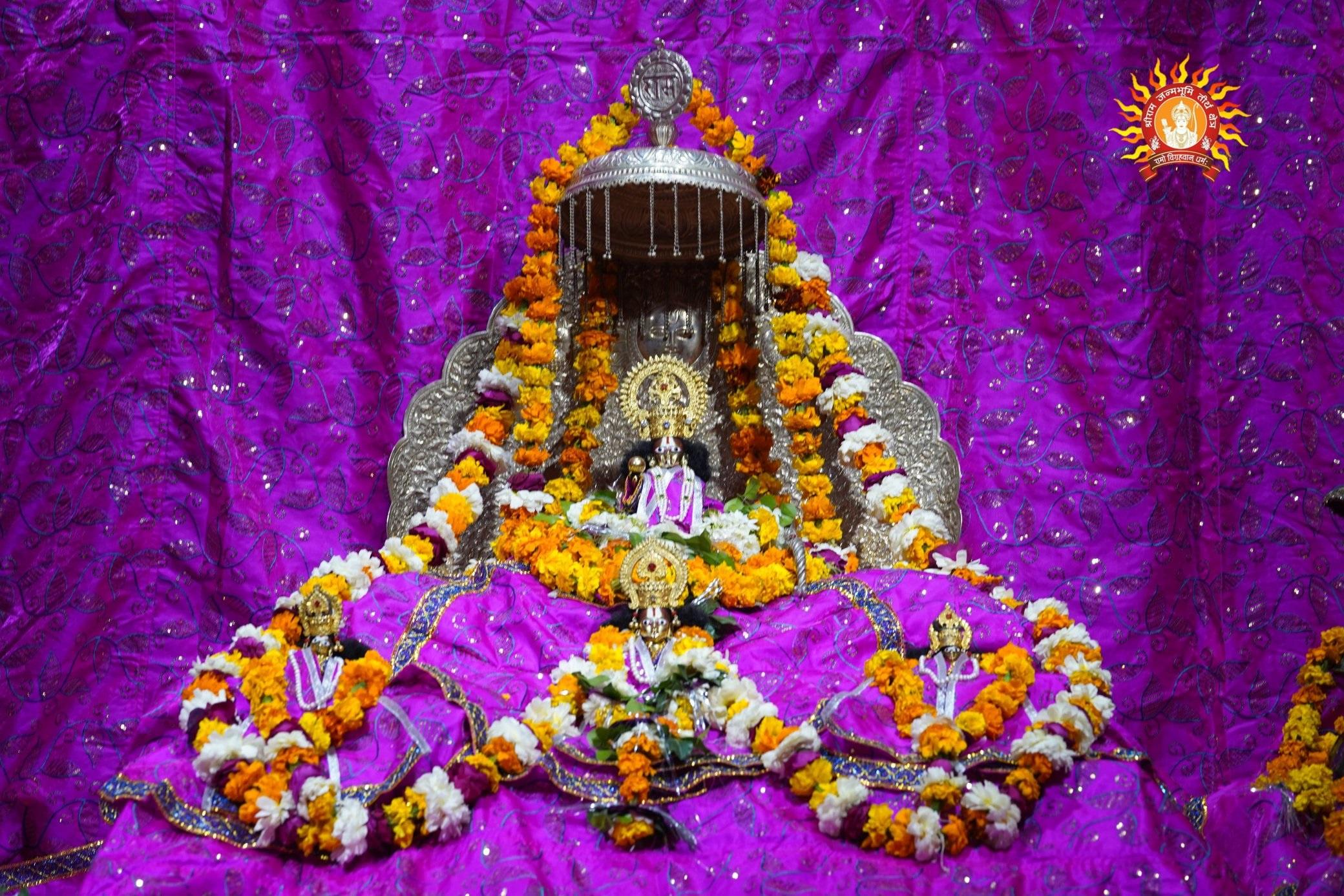 इसके साथ ही 30 दरवाजों पर चांदी की परत चढ़ाई जाएगी और भगवान रामलला के सिंहासन पर भी चांदी की परत चढ़ाई गई है.