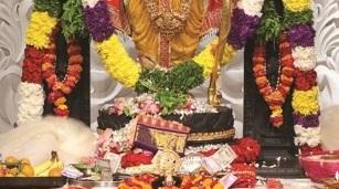 रामलला की मूर्ति में बजरंगबली और गरुण के रूप को भी पुष्प मालाएं पहनाई गई हैं.