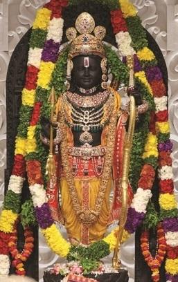 रामलला के हाथों में कोदंड और तीर कमान दिया गया है. इसमें भी सोने की परत चढ़ाई गई है.