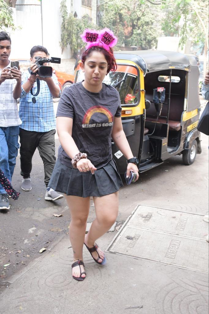 इरा खान ने अपने सर पर हेयर बैंड लगाया हुआ था, जिसपर लिखा था Bride To Be`