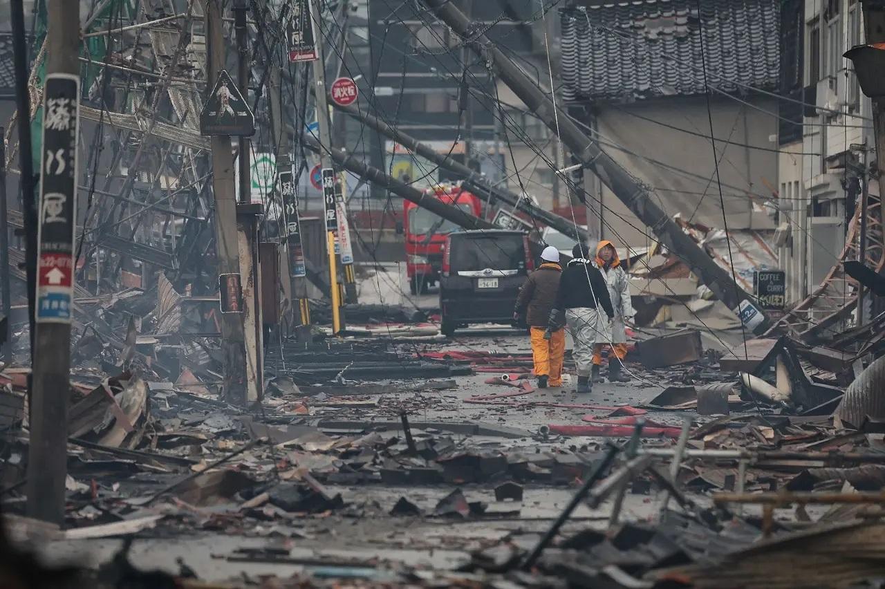 इशिकावा प्रीफेक्चुरल अधिकारियों के अनुसार, 29 लोगों की मौत वाजिमा शहर में, जबकि 22 लोगों की मौत सुजु में हुई. आसपास के प्रान्तों सहित दर्जनों लोग गंभीर रूप से घायल हो गए हैं.