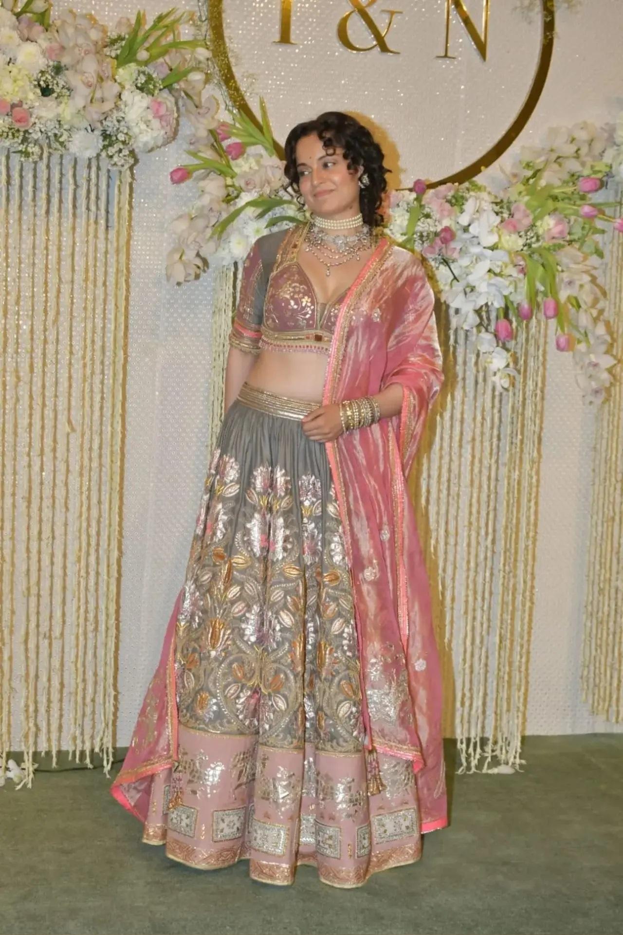 हेवी ग्रे और पिंक लहंगे में कंगना रनौत बेहद खूबसूरत लग रही थीं.
