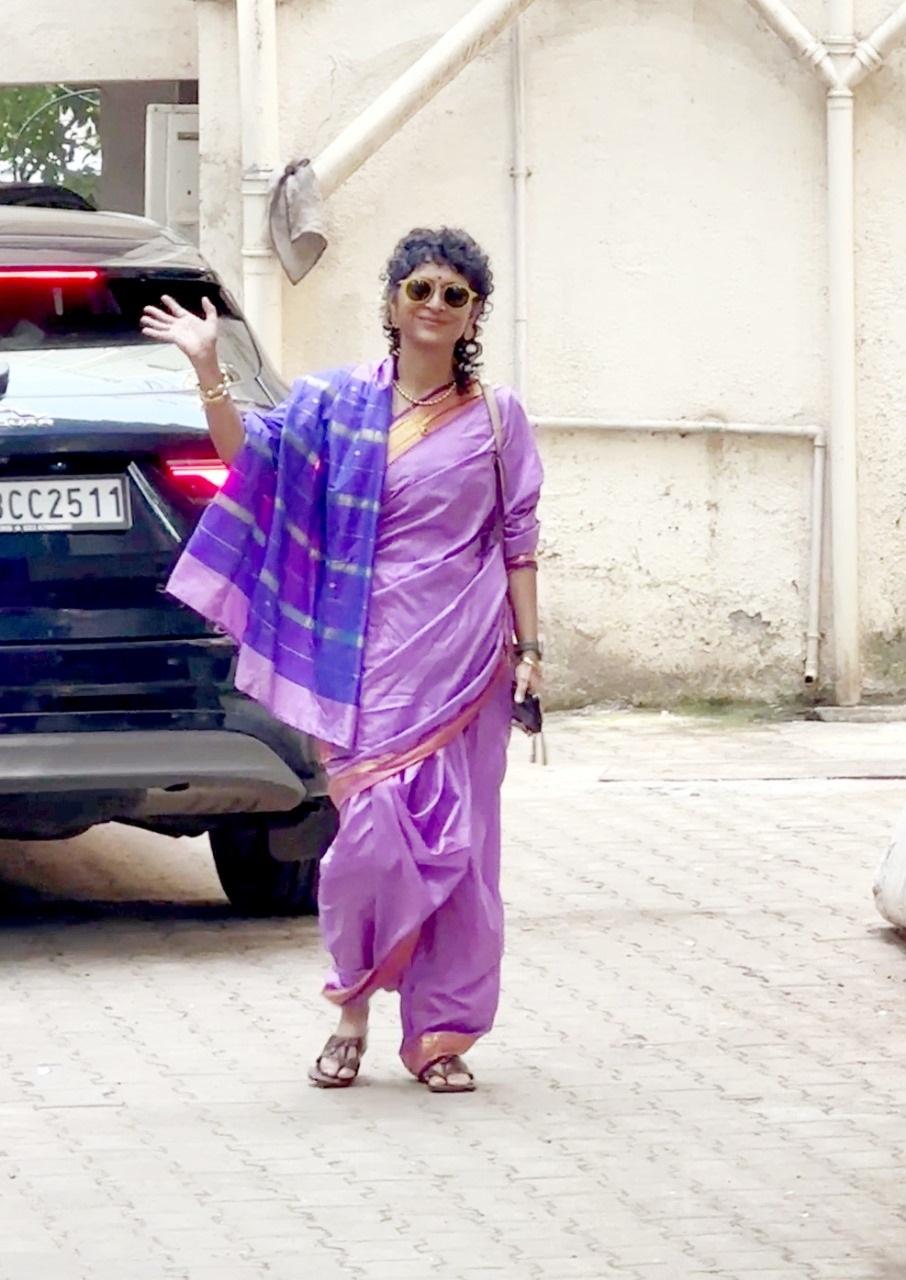 आमिर खान की दूसरी एक्स वाइफ किरण राव अपनी सौतेली बेटी इरा खान की हल्दी सेरेमनी में नऊवारी पहनी दिखाई दी. 