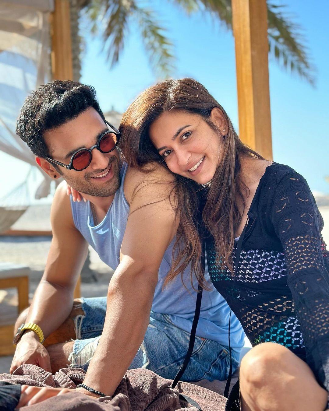 दोनों के रोमेंटिक पल भी कई बार सोशल नेटवर्क पर देखने को मिले. अपने फैंस के लिए वह सोशल मीडिया पर फोटोज़ शेयर करते रहते हैं.