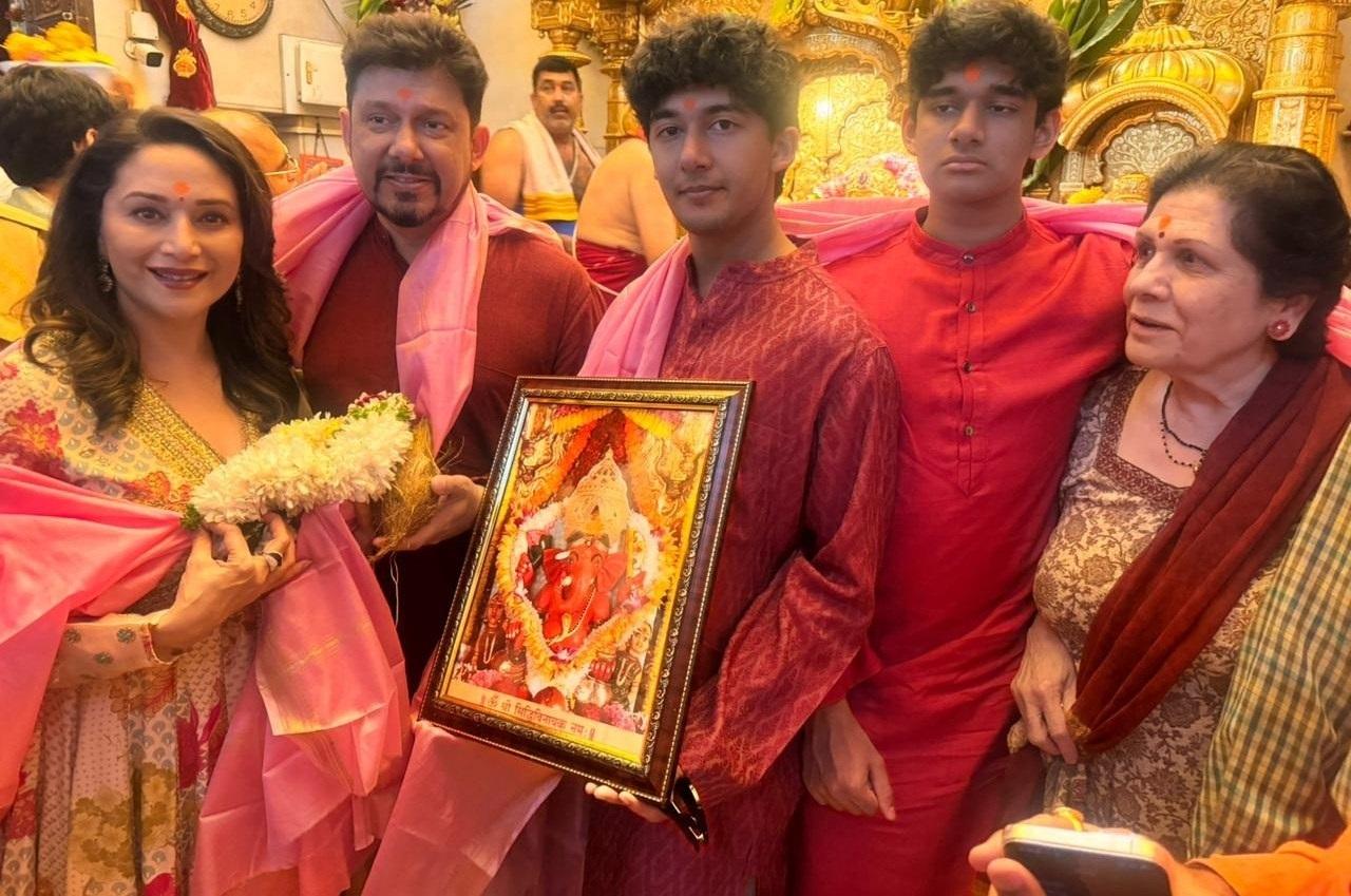 इस दौरान दोनों भी  लाल रंग के कुर्ते में नजर आए थे. 