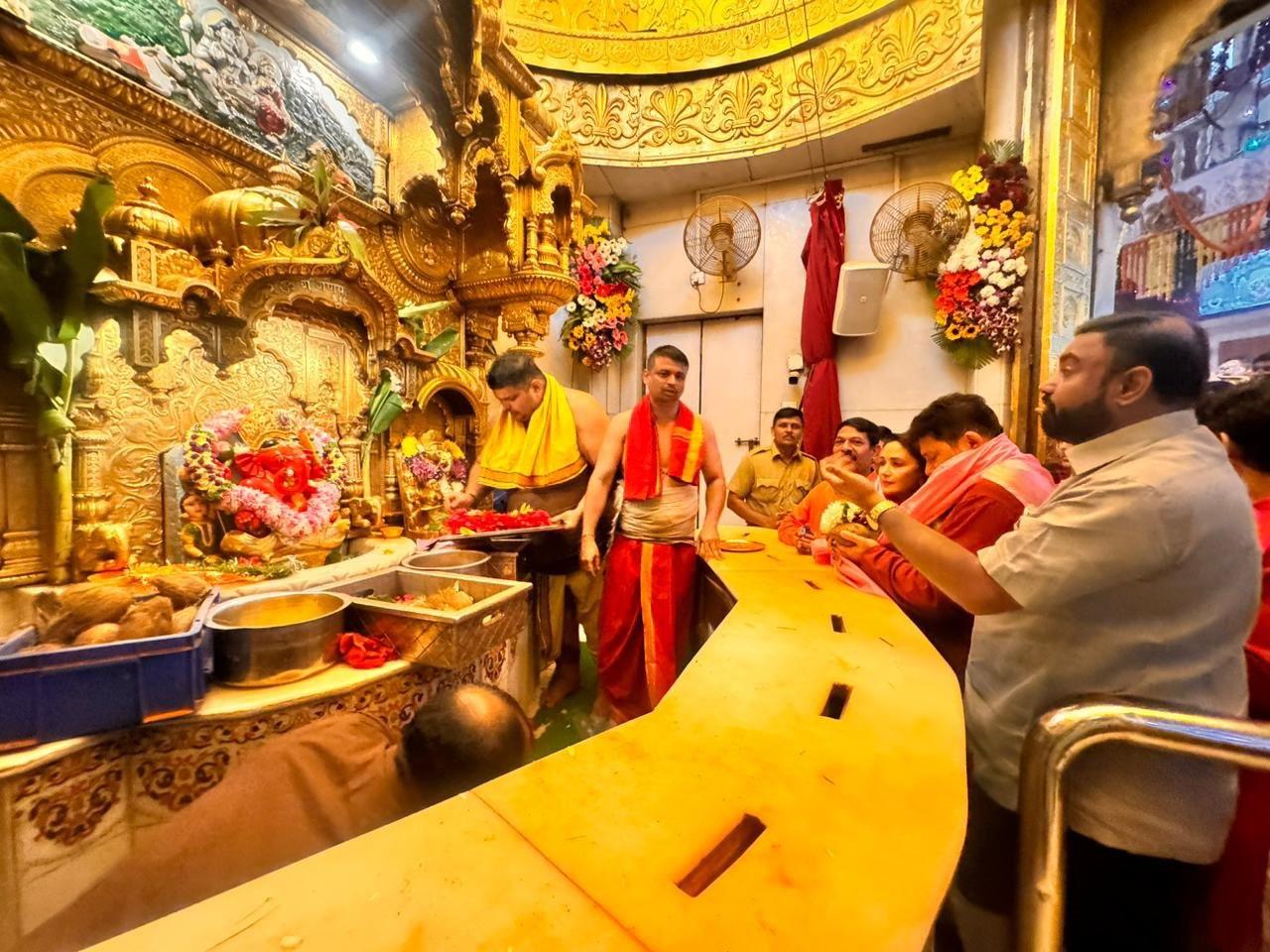 सिद्धिविनायक मंदिर पहुंचकर माधुरी दीक्षित ने गणपति बप्पा से फिल्म की सफलता की कामना की है. 