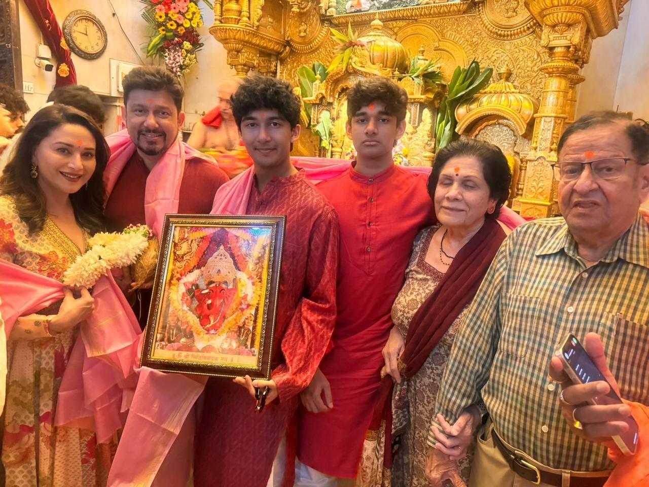 सिद्धिविनायक मंदिर में अभिनेत्री अपने पति और बच्चों के साथ पहुंची थी. 