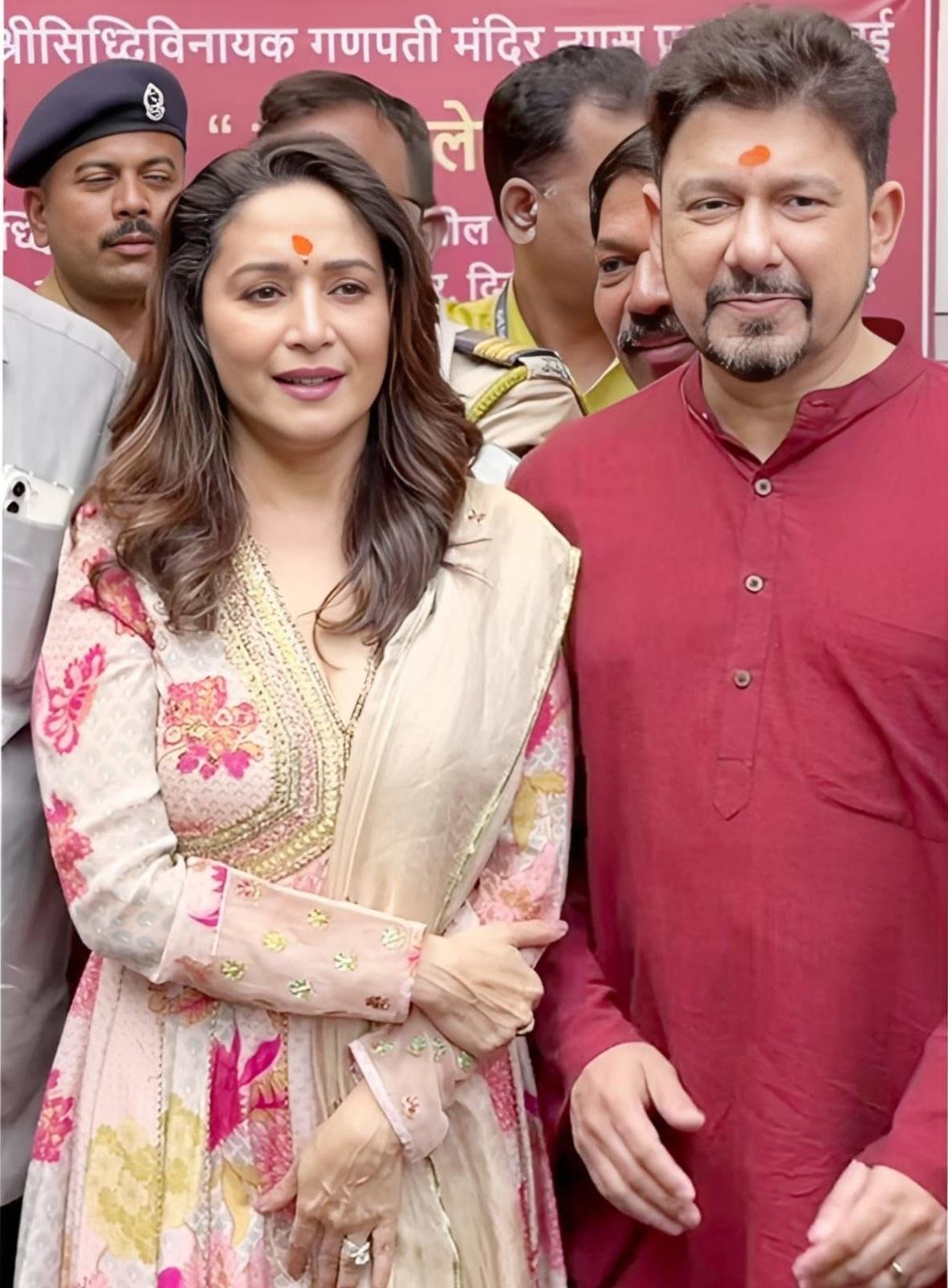 सिद्धिविनायक मंदिर में माधुरी दीक्षित अपने पति श्रीराम नेने के साथ ट्विनिंग करती दिखाई दी. 