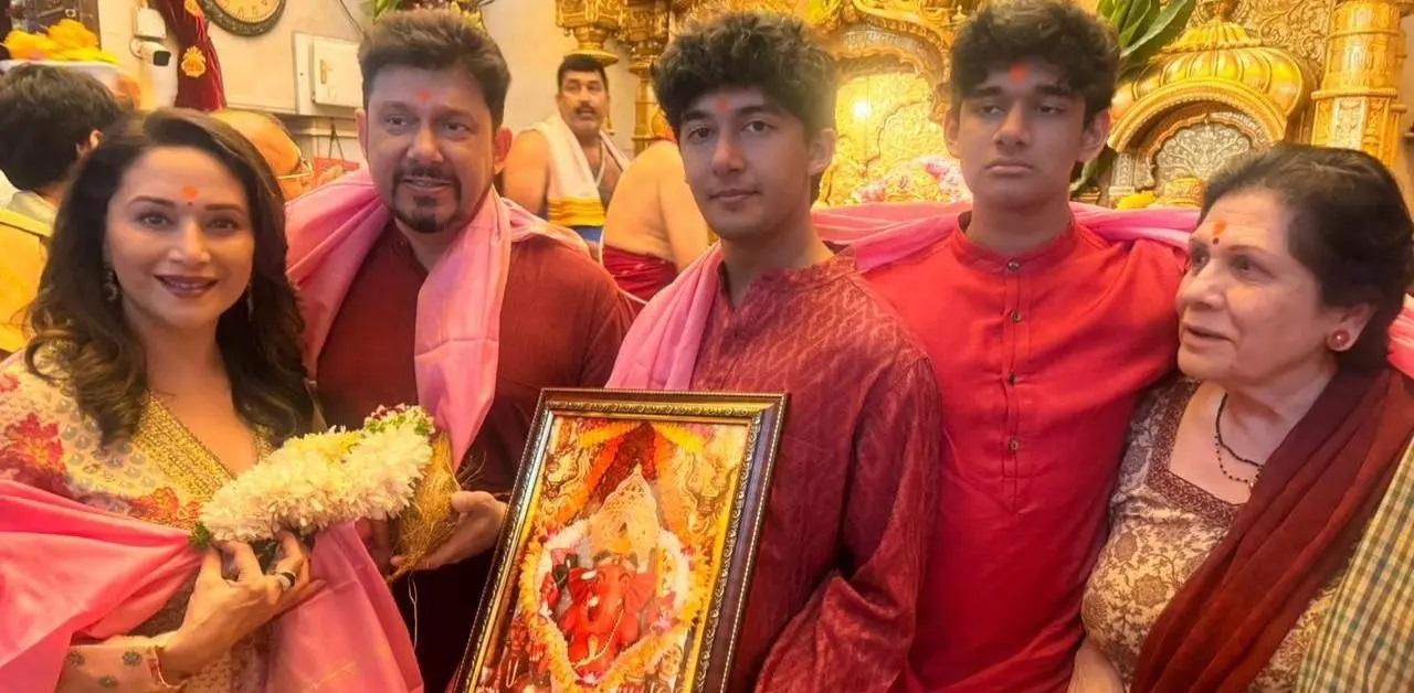 अपने परिवार के साथ माधुरी दीक्षित. तस्वीर/एएनआई