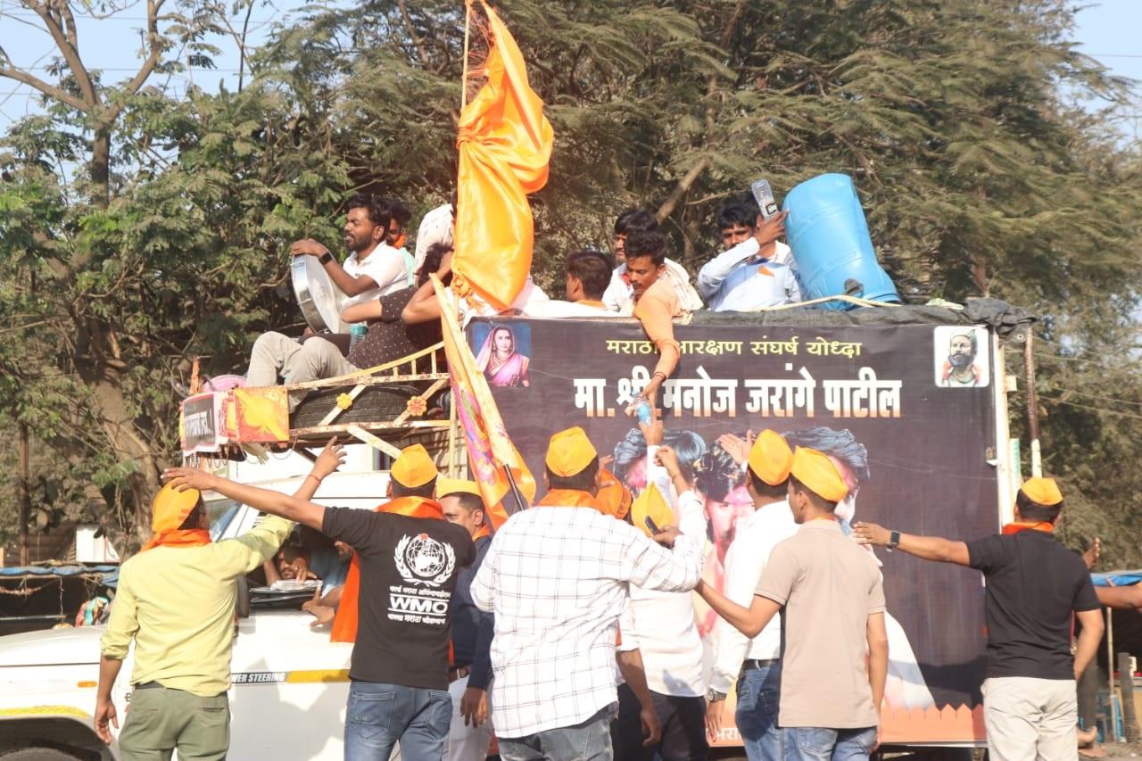 पुलिस ने मराठा आरक्षण कार्यकर्ता मनोज जारांगे को अपने जवाब में कहा कि मुंबई भारत की आर्थिक राजधानी है और 60 से 65 लाख लोग काम के लिए शहर आते हैं. शहर में विभिन्न राष्ट्रीय और अंतर्राष्ट्रीय कार्यालय भी हैं. 