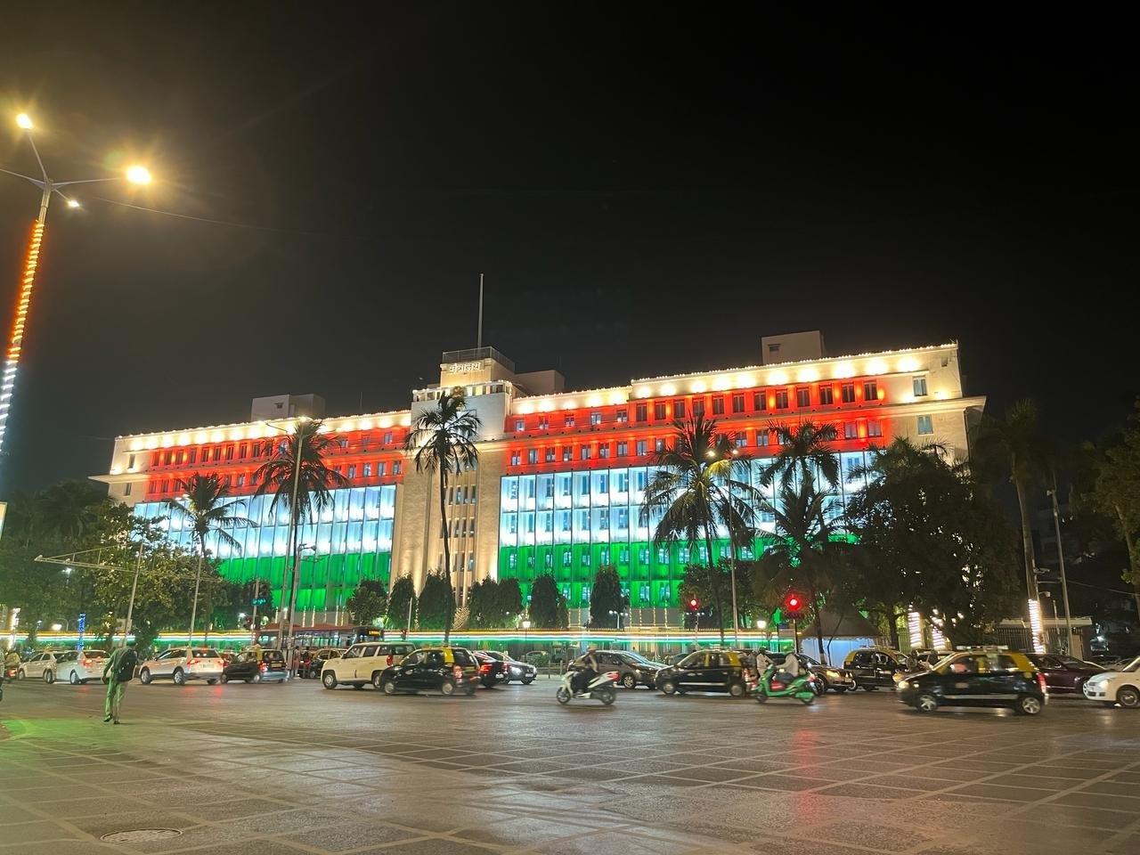 मंत्रालय को भी इसी तरह रोशनी से सजाया गया है. यह बिल्डिंग देखने मे वाकई सुंदर लग रही हैं.