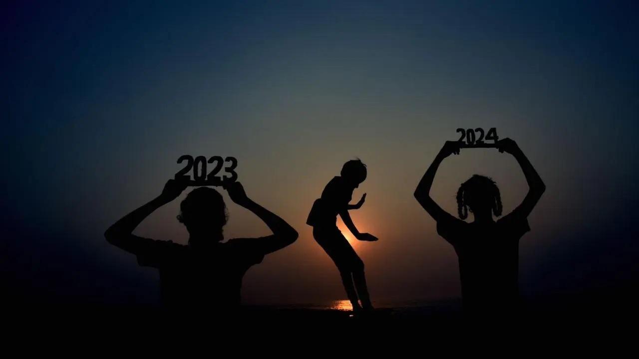 नए साल का स्वागत करने के लिए बच्चों के साथ भारी भीड़ मरीन ड्राइव पर पहुंची. तस्वीरें/शादाब खान