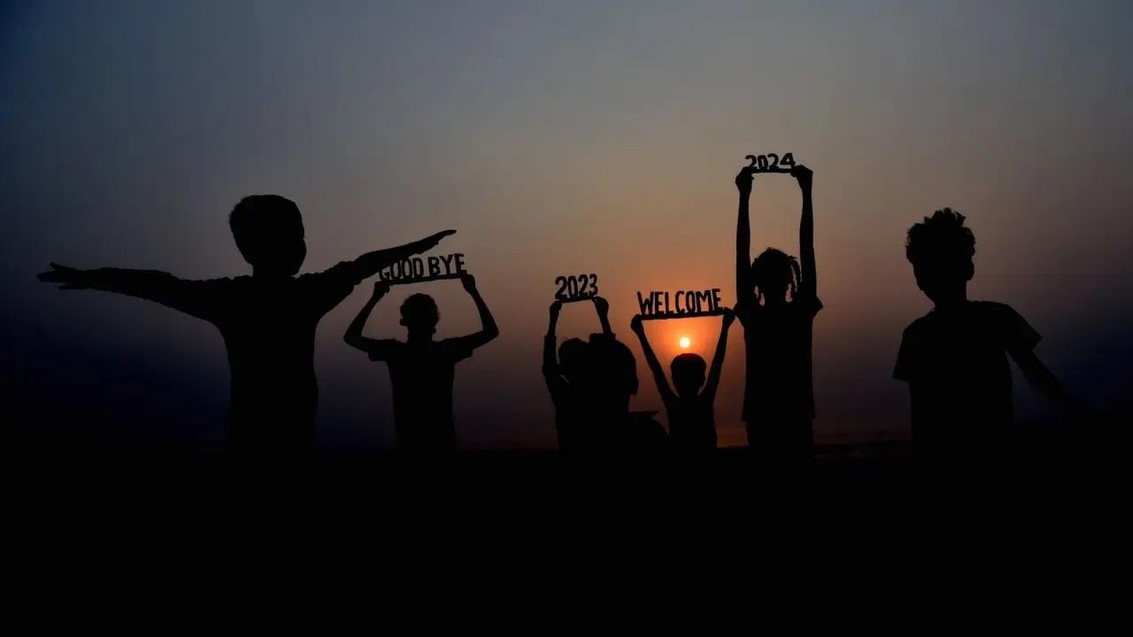 संभावित यातायात भीड़ को प्रबंधित करने और सार्वजनिक सुरक्षा सुनिश्चित करने के लिए, पुलिस ने विशिष्ट क्षेत्रों को अस्थायी रूप से `नो पार्किंग जोन` घोषित किया है. कुछ मार्गों को 31/12/2023 को 00:01 बजे से 01/01/2024 को 08:00 बजे तक `नो पार्किंग जोन` के रूप में नामित किया जाएगा.