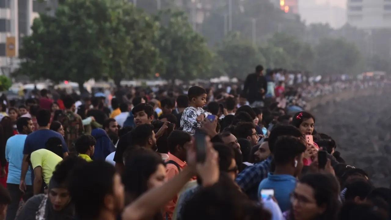 पुलिस ने कहा कि मोटर चालक रामनाथ पोद्दार चौक (गोदरेज जंक्शन) मार्ग लेते हैं और फिर महर्षि कर्वे रोड-अहिल्याबाई होल्कर चौक (चुचगेट जंक्शन) - मरीन लाइन्स-चार्नी की ओर दाएं मुड़ते हैं.