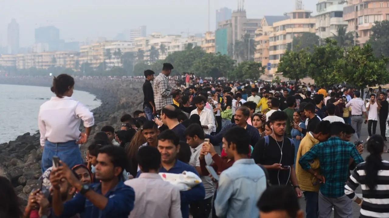 मुंबई ट्रैफिक पुलिस ने यातायात की आवाजाही के लिए कई सड़कों को बंद करने की घोषणा की है और नए साल की पूर्व संध्या पर मोटर चालकों के लिए वैकल्पिक मार्गों की एक सूची जारी की है.
