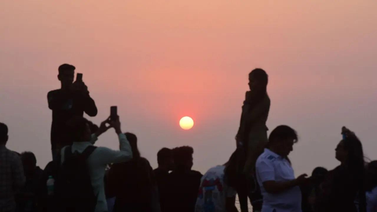 नए साल की पूर्व संध्या पर मरीन ड्राइव पर भारी भीड़ उमड़ने की उम्मीद है, मुंबई पुलिस ने मरीन ड्राइव पर यातायात प्रतिबंध जारी किए हैं.