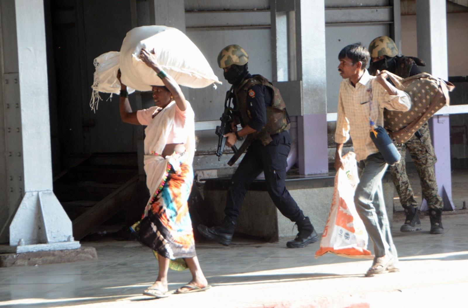 महाराष्ट्र पुलिस क्विक रिस्पांस टीम (QRT) के अधिकारी मॉक ड्रिल करते नजर आए.