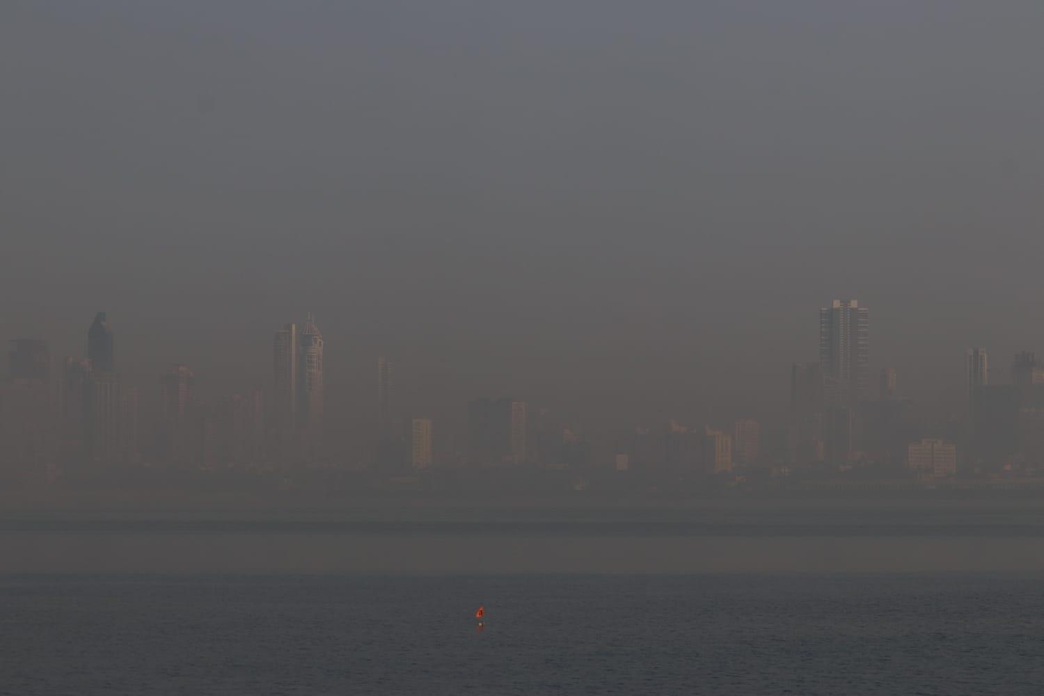 समीर ऐप के डैशबोर्ड पर रविवार को वर्ली का AQI 113 और बोरीवली का AQI 51 दिखाया गया. देवनार का AQI 254 पर `खराब` श्रेणी में था. जबकि पवई का AQI और कोलाबा का AQI क्रमशः 96 और 91 पर `अच्छी` श्रेणी में था.