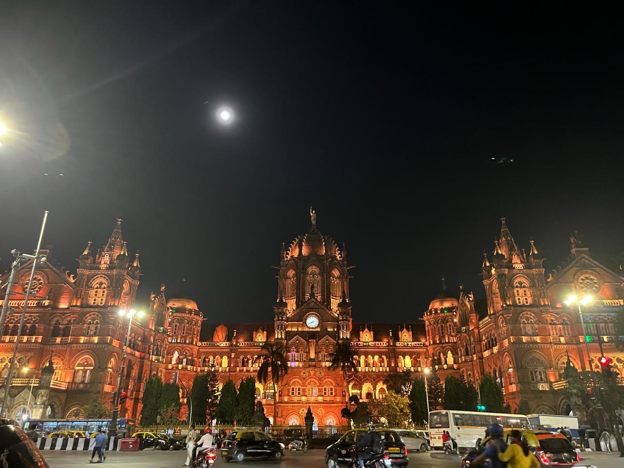 मुंबई में विक्टोरिया टर्मिनस रेलवे स्टेशन, जिसे अब छत्रपति शिवाजी टर्मिनस के नाम से जाना जाता है. इसे भी तिरंगे की रोशनी से सजाया गया है.