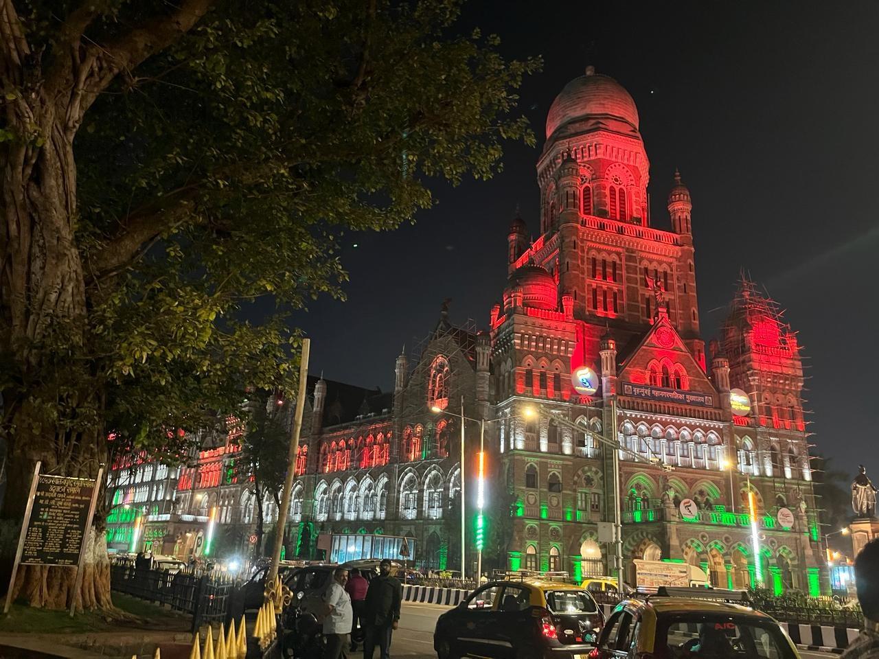 गणतंत्र दिवस पर बीएमसी की बिल्डिंग को भी सजाया गया है.