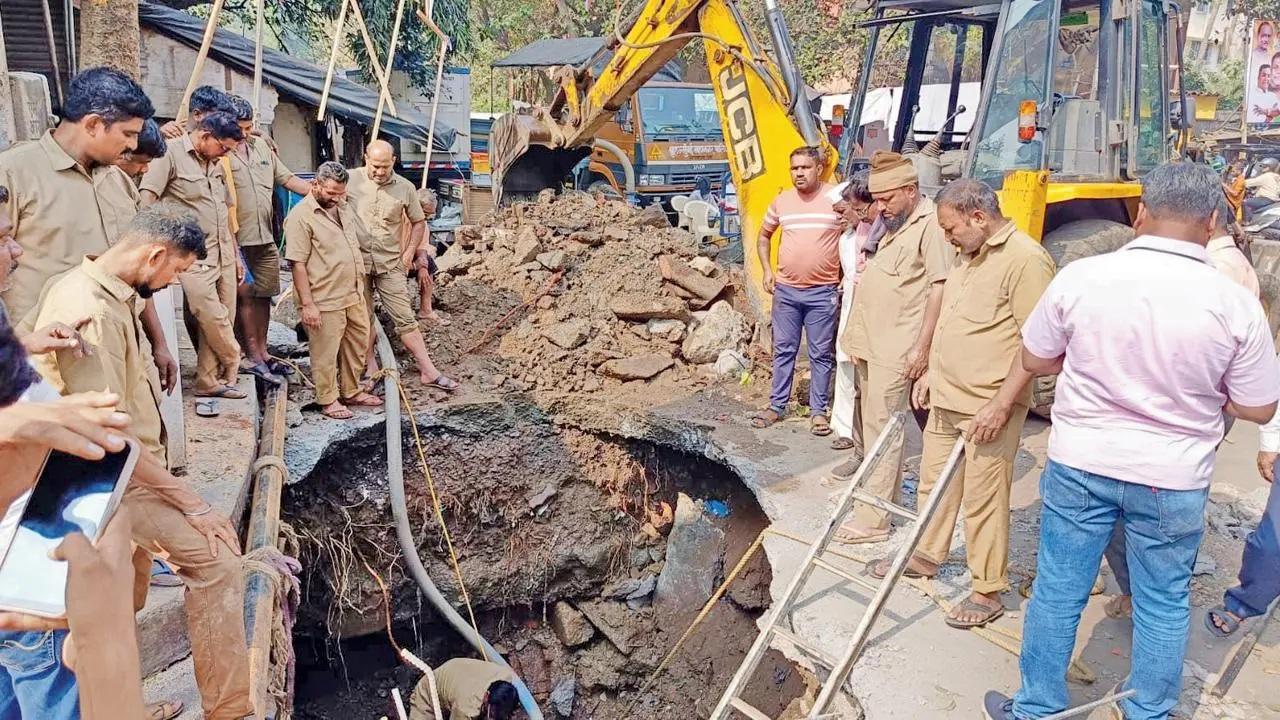 सीजीएस कॉलोनी के सेक्टर छह में मंगलवार को नगर निगम के कर्मचारी पाइपलाइन की मरम्मत करते हुए