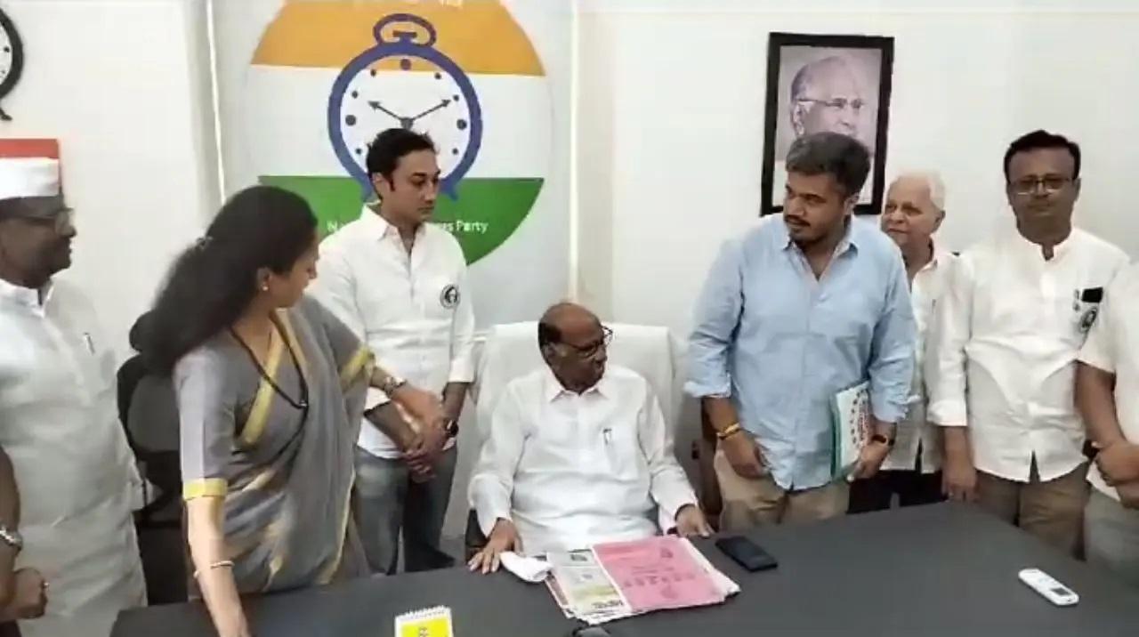 प्रवर्तन निदेशालय (ED) ऑफिस में हाजिर होने से पहले राष्ट्रवादी कांग्रेस पार्टी (एनसीपी) के नेता रोहित पवार ने पार्टी के मुखिया शरद पवार का भी आशीर्वाद लिए. 