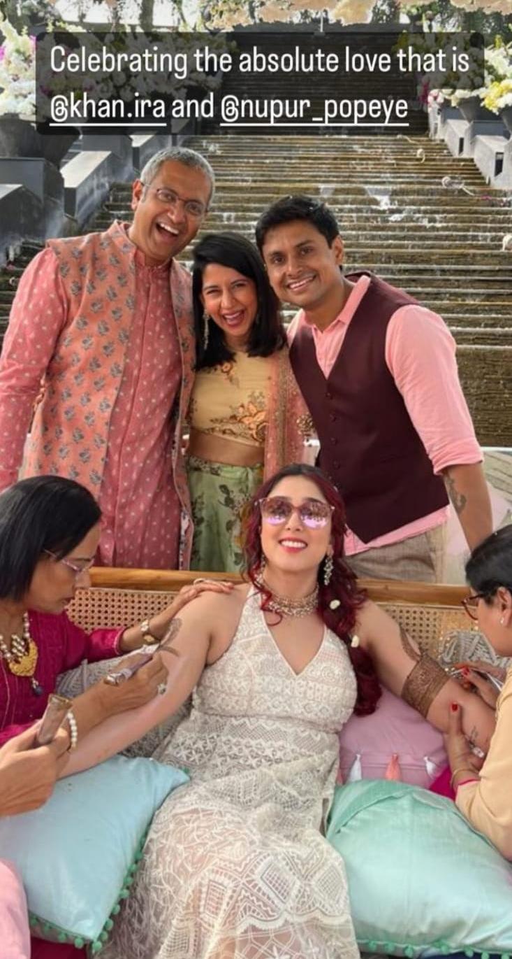 इरा खान लहंगे में काफी खूबसूरत लग रही हैं. उनके साथ पति नूपुर शिखरे भी पोज देते नज़र आ रहे हैं.