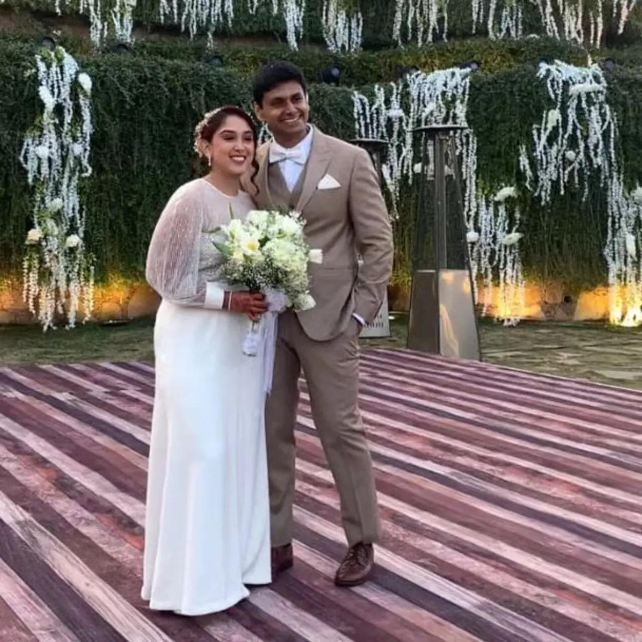 इरा इन फोटोज़ में काफी खूबसूरत लग रही थीं, क्योंकि उन्होंने अपने विवाह समारोह के लिए सफेद गाउन चुना था, जबकि नूपुर बेज रंग के सूट में खूबसूरत लग रहे थे.