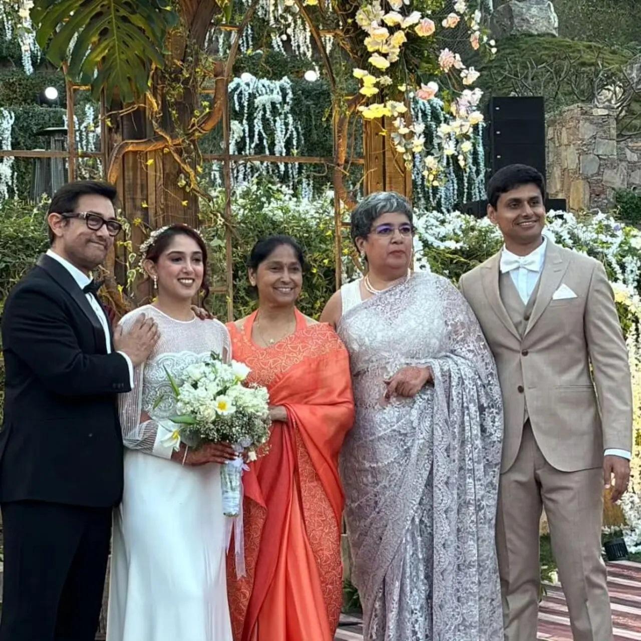 शादी के बाद माता-पिता नवविवाहित जोड़े को आशीर्वाद देने आए. इरा के माता-पिता रीना दत्ता और आमिर खान ने नुपुर की मां के साथ समारोह के बाद एक पारिवारिक तस्वीर खिंचवाई.