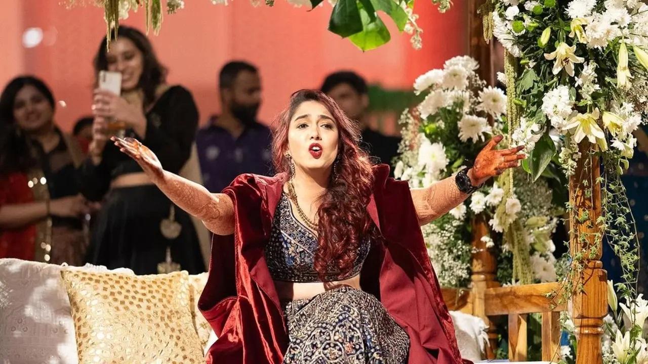 नूपुर ने दिल खोल कर डांस किया तो पत्नी इरा खान ने उनके लिए तालियां बजाईं. संगीत के लिए इरा ने ग्रे और लाल रंग का लहंगा चुना. (तस्वीर/डेविड पॉज़निक)