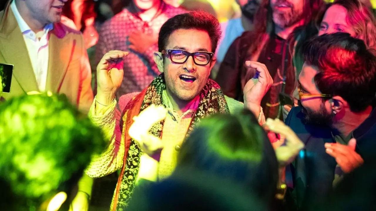 दुल्हन के पिता आमिर खान सभी उत्सवों में सबसे आगे थे और यह सुनिश्चित कर रहे थे कि उनकी बेटी के बड़े दिन के लिए सब कुछ सही हो. (तस्वीर/डेविड पॉज़निक)