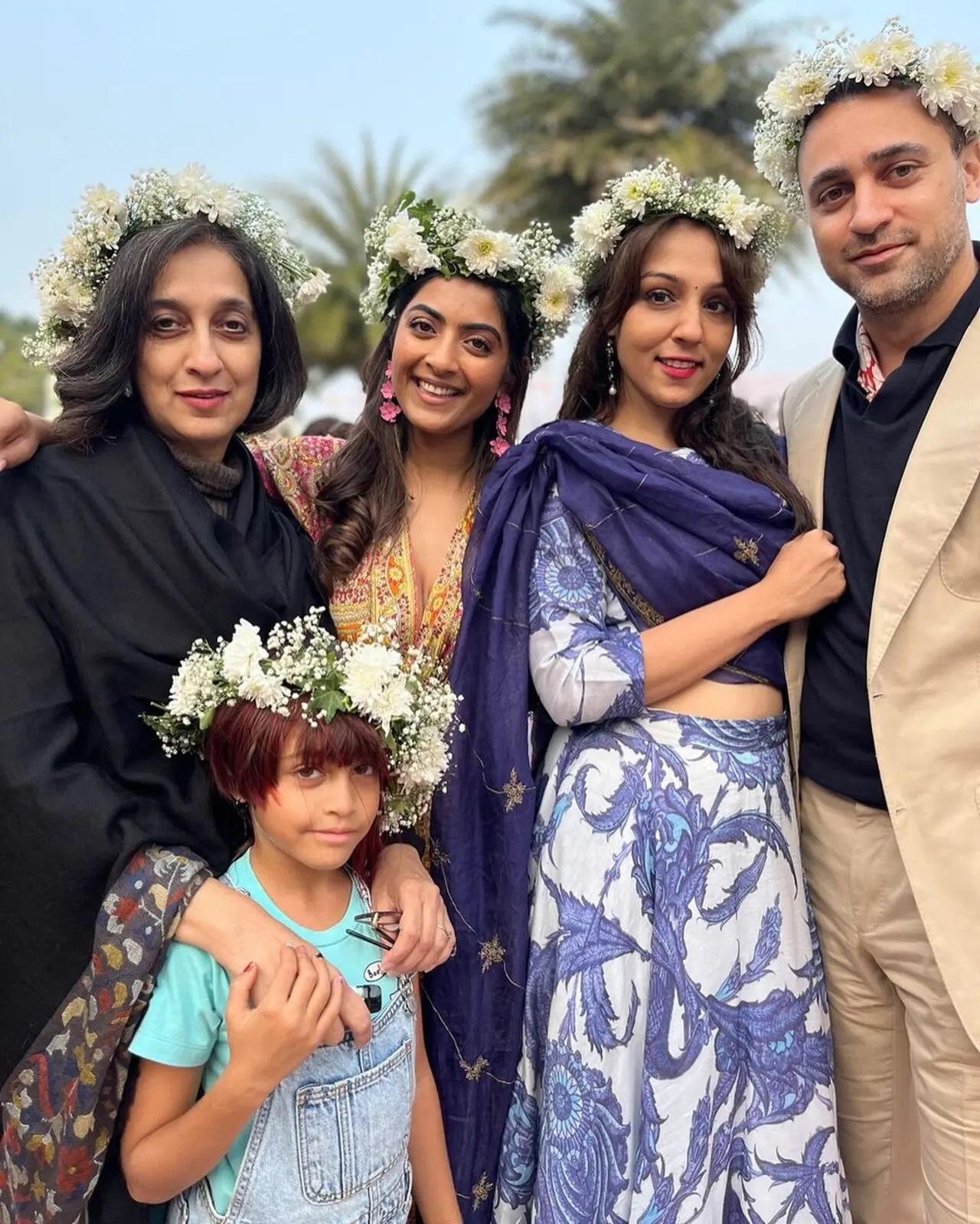 इरा खान की चचेरी बहन ज़ैन मैरी ने शादी से चचेरे भाई इमरान खान के साथ उनकी यह तस्वीर पोस्ट की.