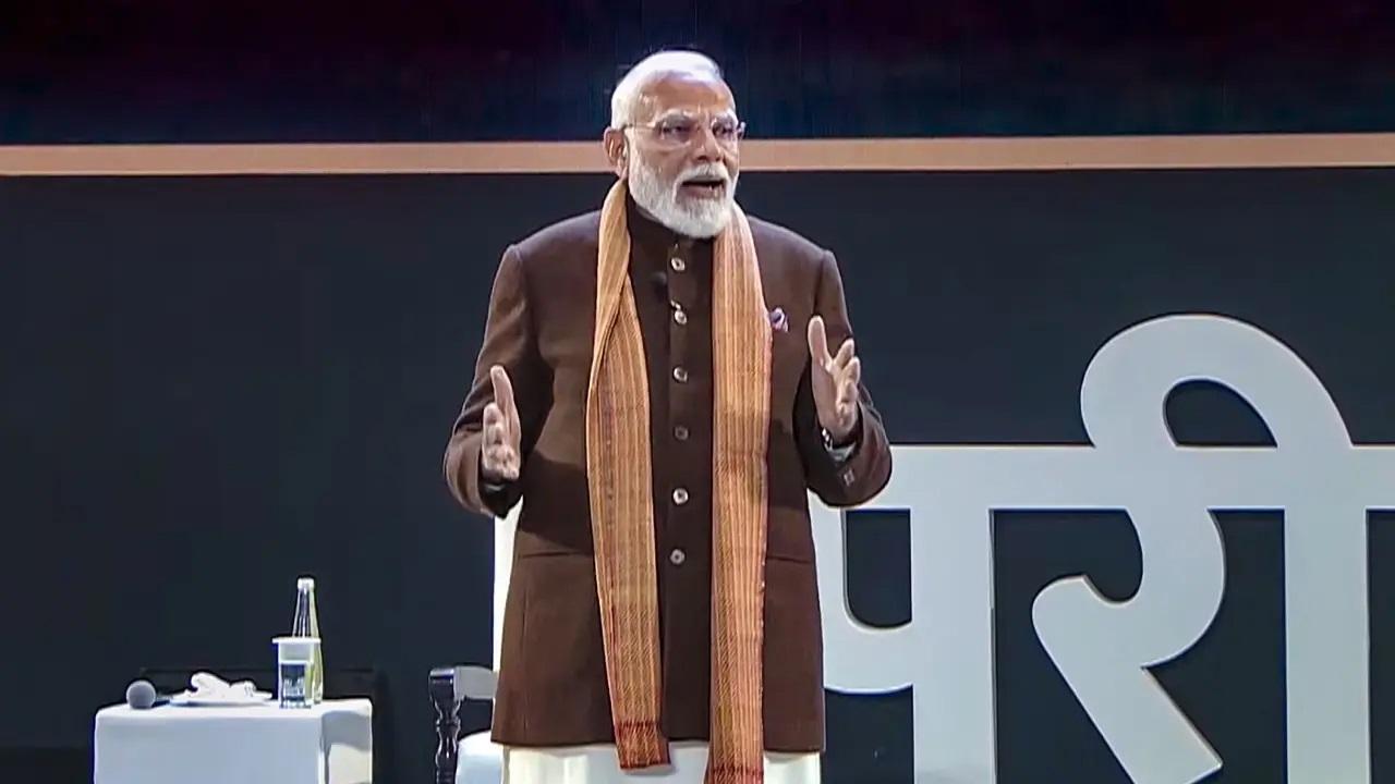 पीएम मोदी ने कहा, ``आपको एक बच्चे की तुलना दूसरे बच्चे से नहीं करनी चाहिए क्योंकि यह उनके भविष्य के लिए हानिकारक हो सकता है. कुछ माता-पिता अपने बच्चों के रिपोर्ट कार्ड को अपना विजिटिंग कार्ड समझते हैं, यह अच्छा नहीं है.”
