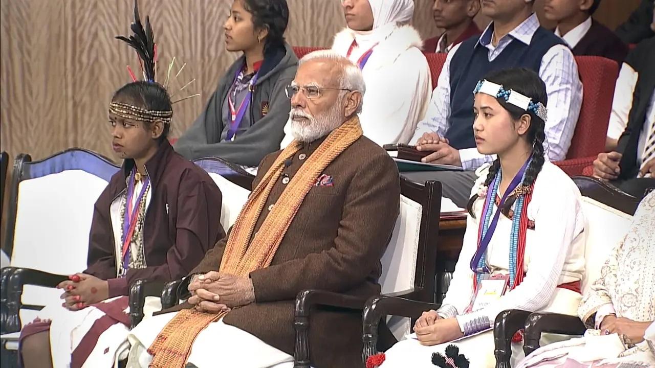 प्रधानमंत्री ने बताया था कि छात्रों पर तीन प्रकार का तनाव होता है-एक साथियों का दबाव, दूसरा माता-पिता का दबाव और तीसरा स्वयं का दबाव.