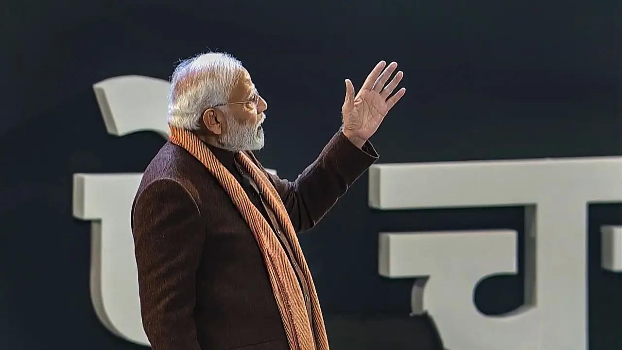 पीएम मोदी ने कहा, ``बच्चे अपने ऊपर दबाव बनाते हैं कि वे उम्मीद के मुताबिक प्रदर्शन नहीं कर पा रहे हैं. मेरा सुझाव है कि आपको अपनी तैयारी के दौरान छोटे-छोटे लक्ष्य निर्धारित करने चाहिए और धीरे-धीरे अपने प्रदर्शन में सुधार करना चाहिए, इस तरह आप परीक्षा से पहले पूरी तरह से तैयार हो जाएंगे.