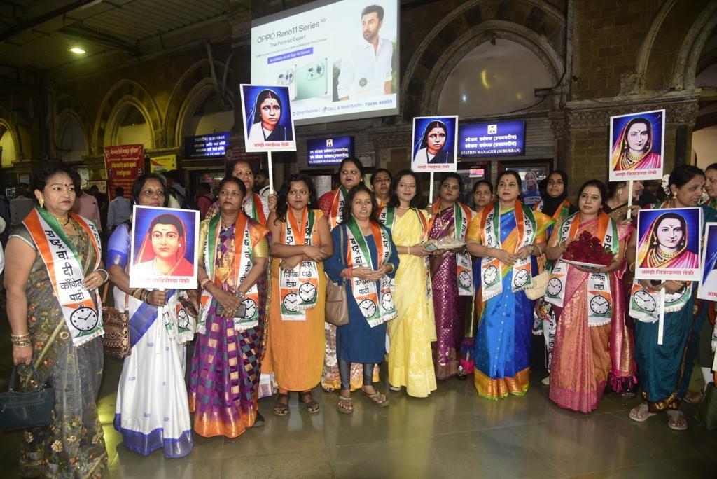 मुंबई में मकर संक्रांति मनाने के लिए छत्रपति शिवाजी महाराज टर्मिनस पर पहुंची महिला आयोग की पूरी टीम.